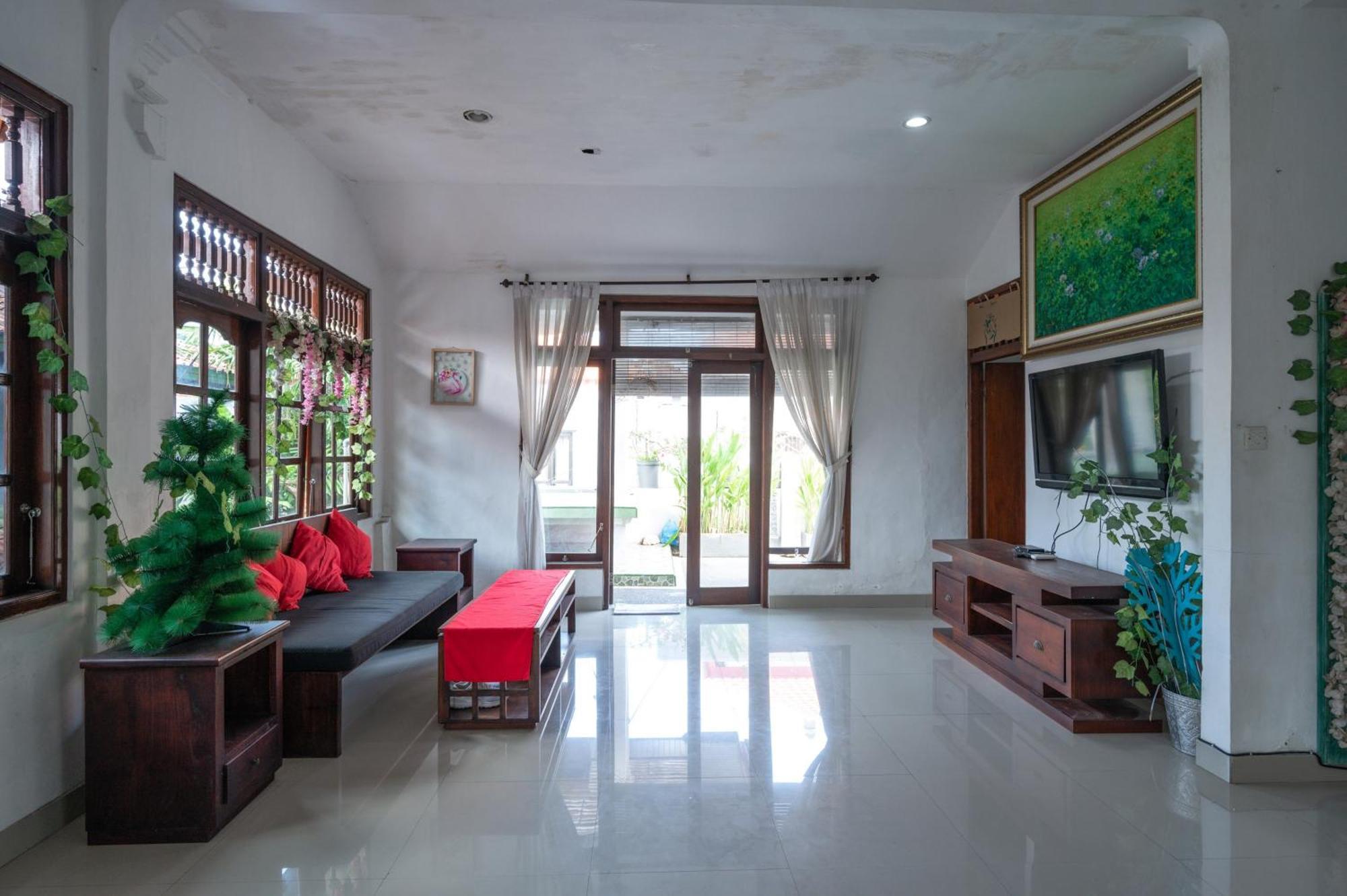 Ceria Guesthouse Seminyak Mitra Reddoorz מראה חיצוני תמונה